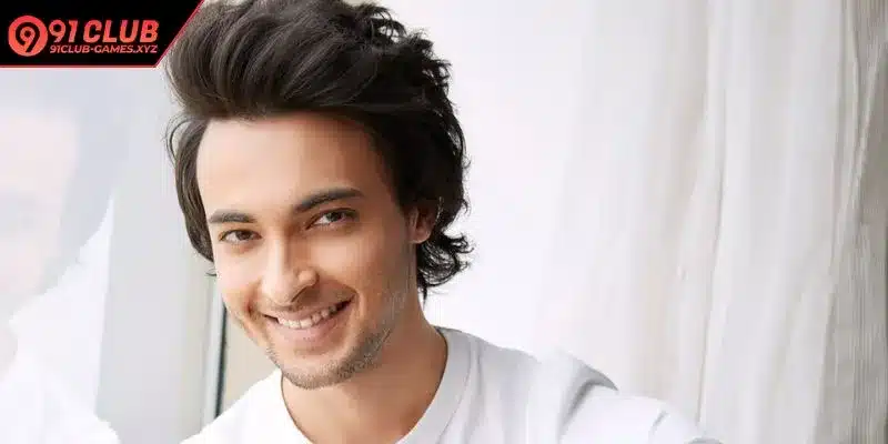 Online community supports talented male actor